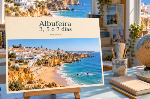 Ilustración con IA de una postal sobre Albufeira — 3, 5 o 7 días, junto a una ventana con vistas al Algarve.
