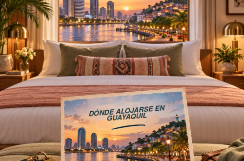 Ilustración generada con IA de una habitación con vistas al río y al perfil urbano de Guayaquil al atardecer, con una postal sobre dónde alojarse.