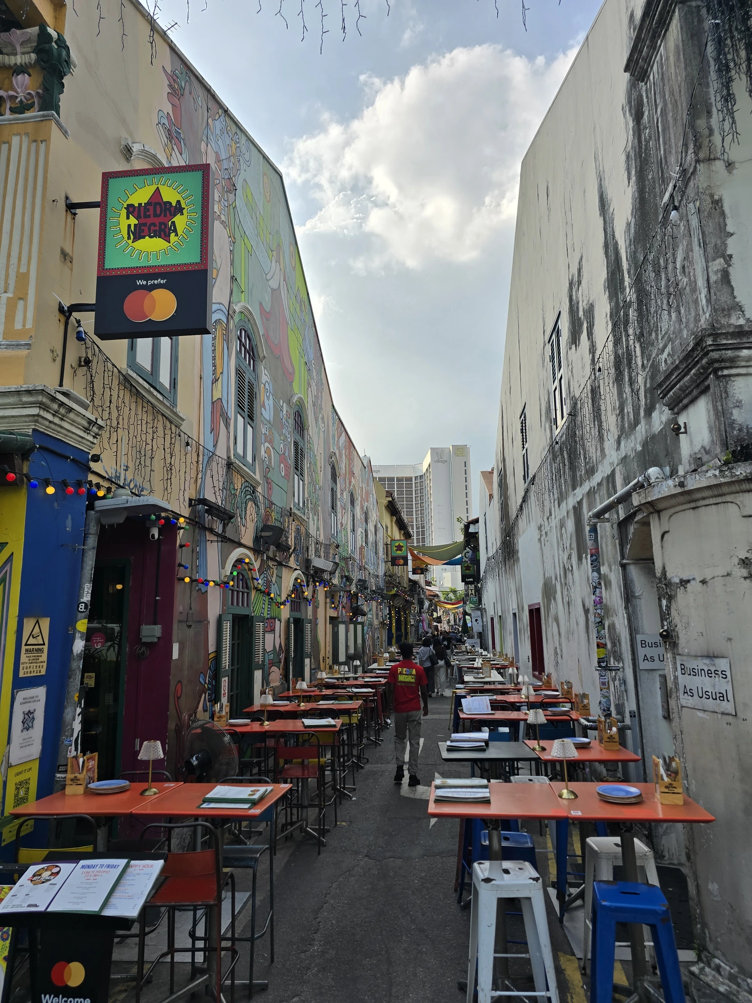 Smalle Haji Lane met cafés en gevels in Kampong Glam