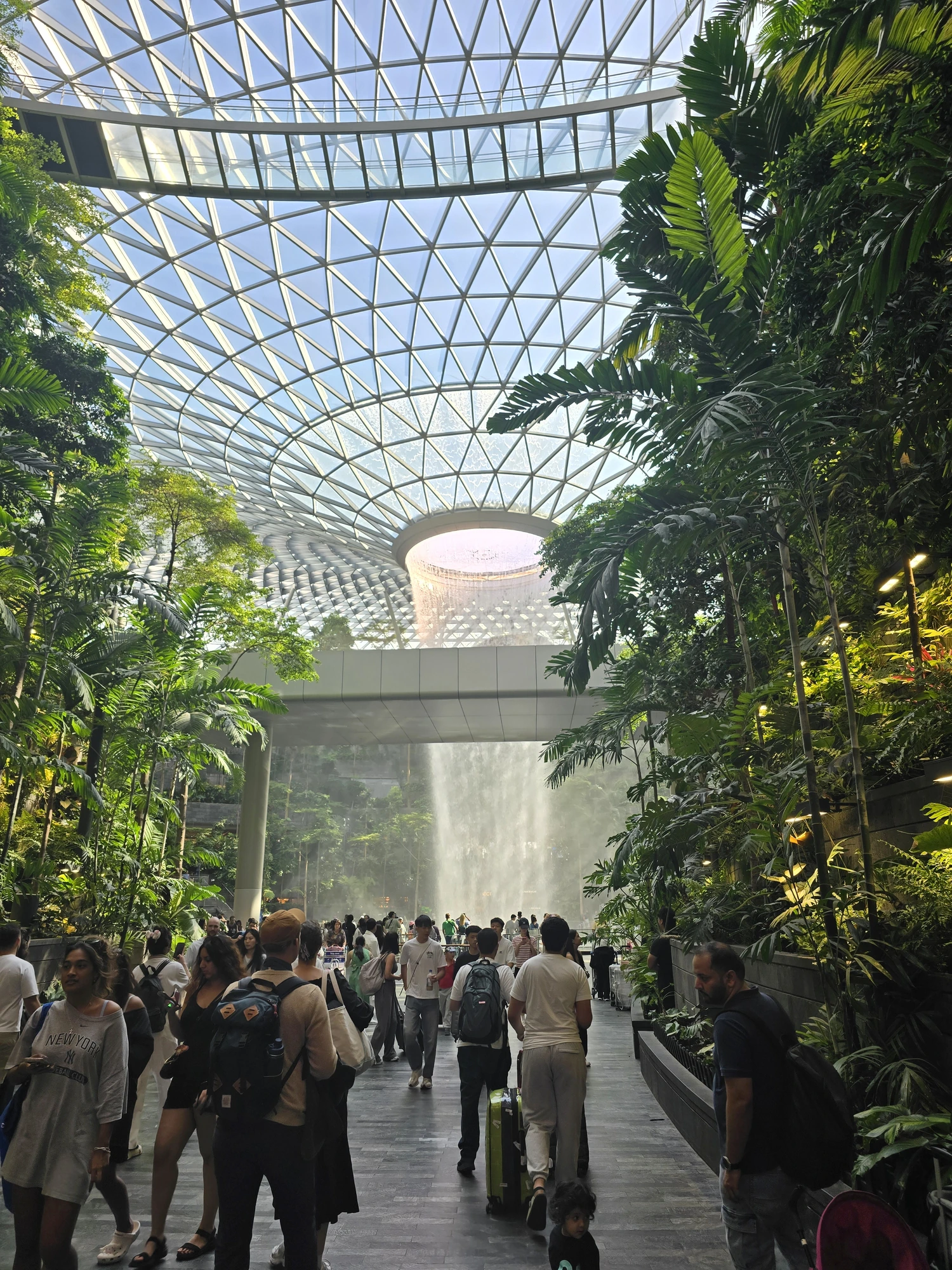 Rain Vortex in Jewel Changi onder het glazen dak bij daglicht