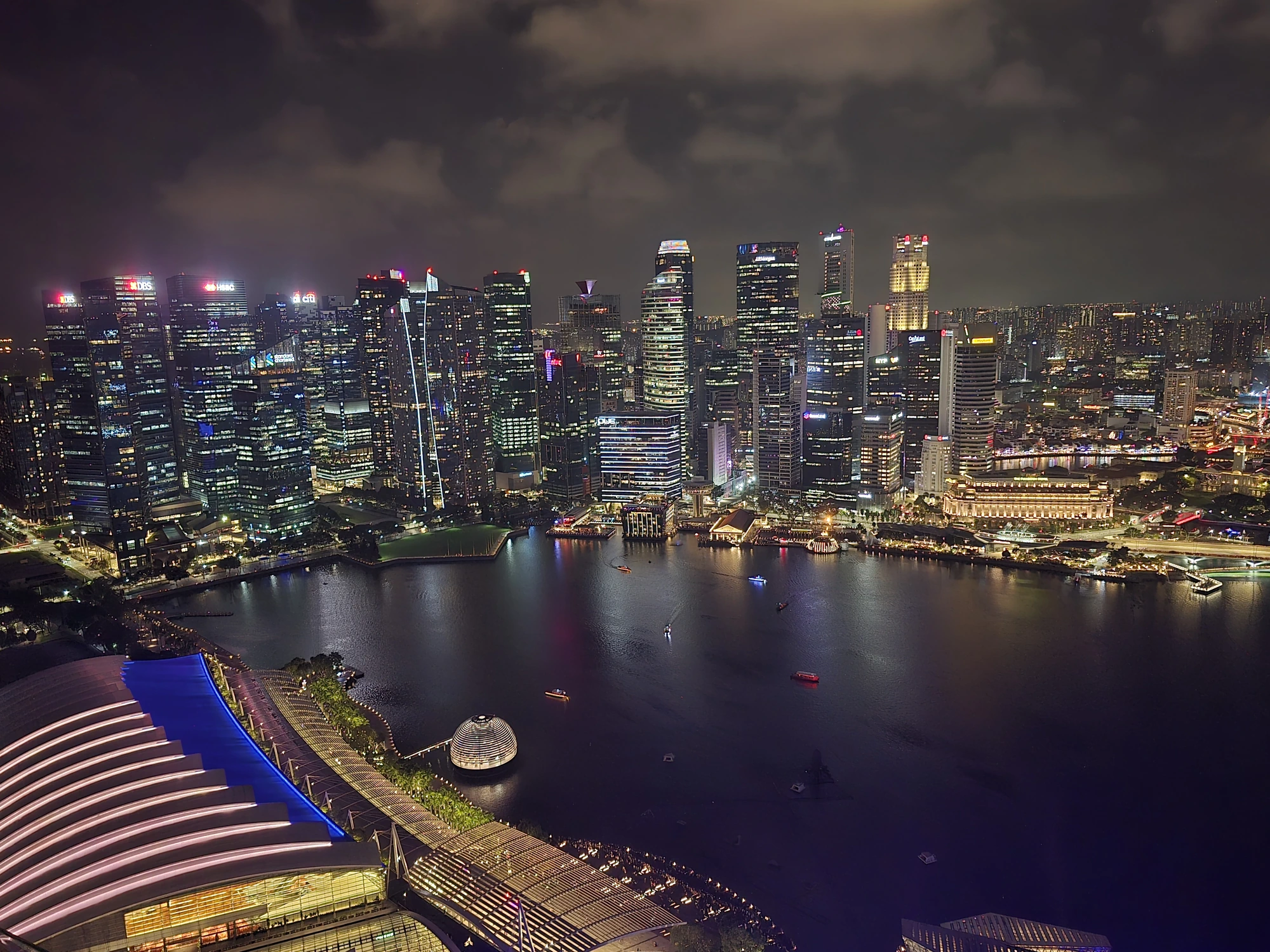 Verlichte Marina Bay met de skyline, gezien vanaf het SkyPark