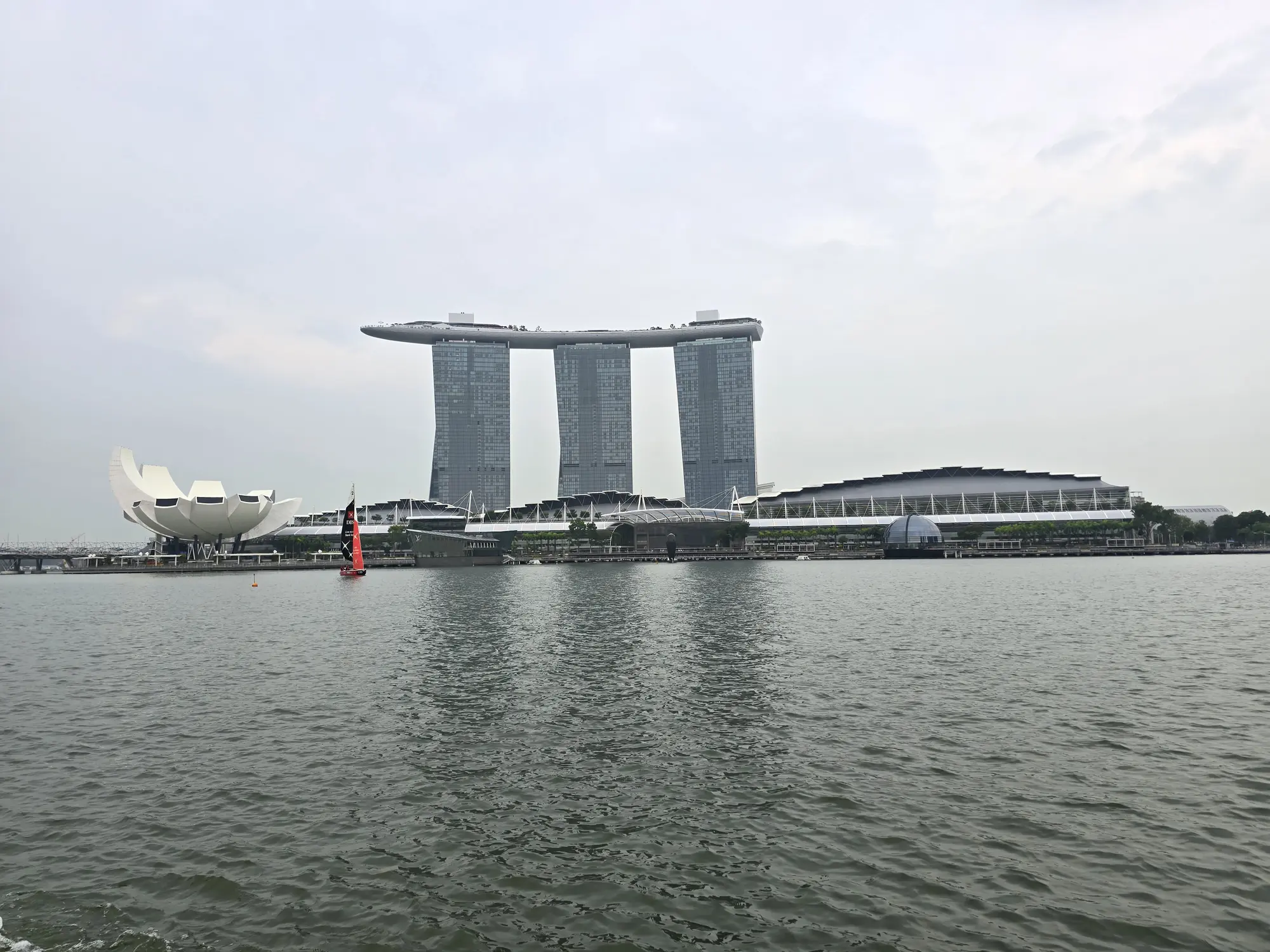 Marina Bay Sands en het ArtScience Museum gezien vanaf de overkant van Marina Bay