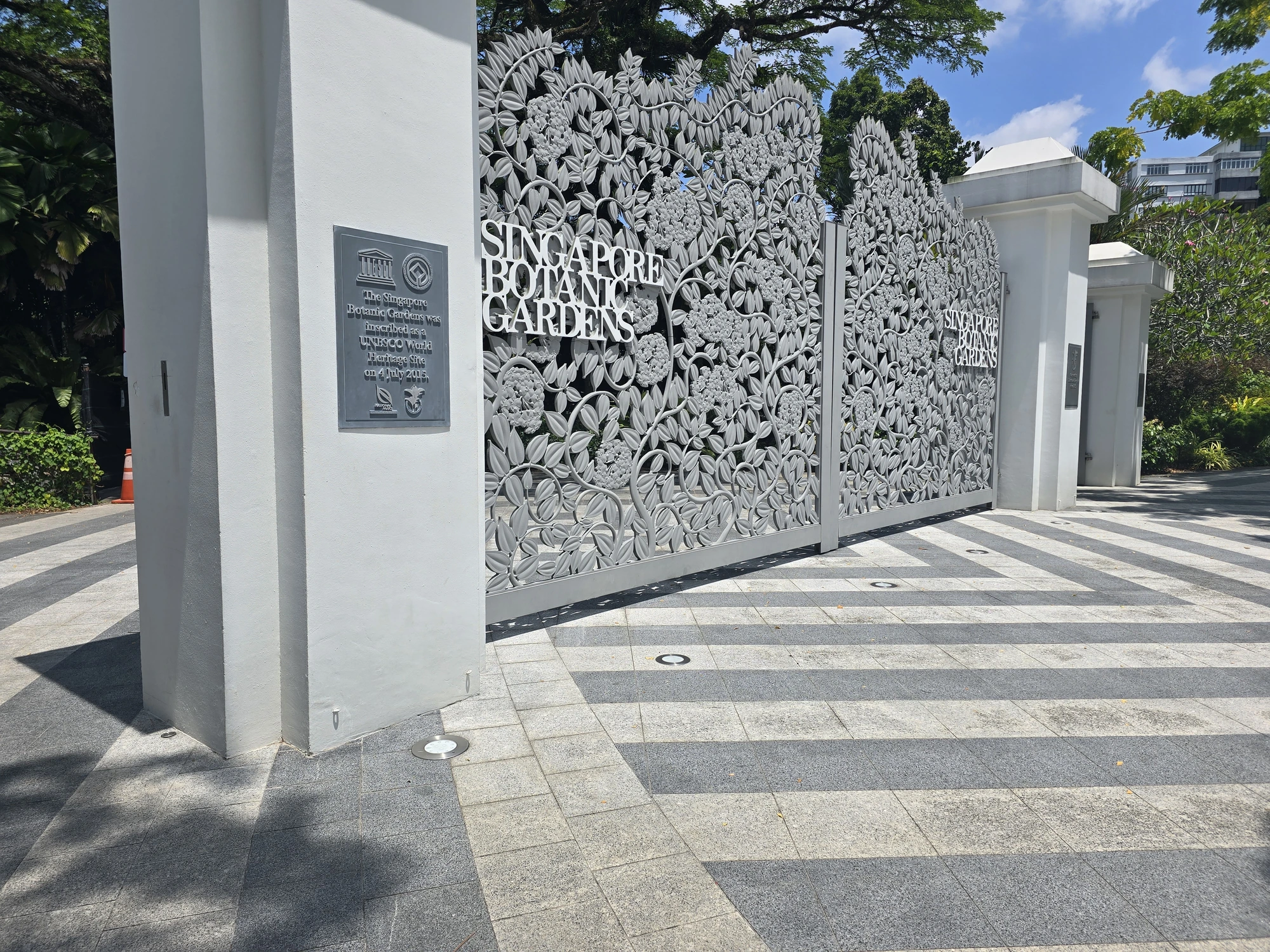 Witte toegangspoort met de naam Singapore Botanic Gardens