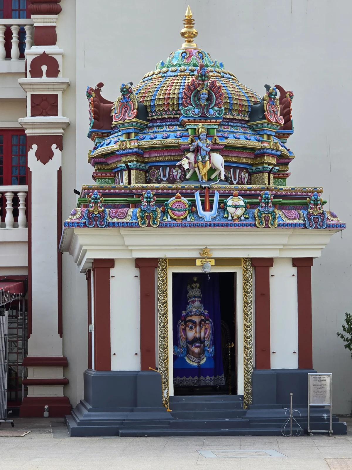 Kleurrijke tempeltoren en heiligdom bij een hindoetempel in Little India