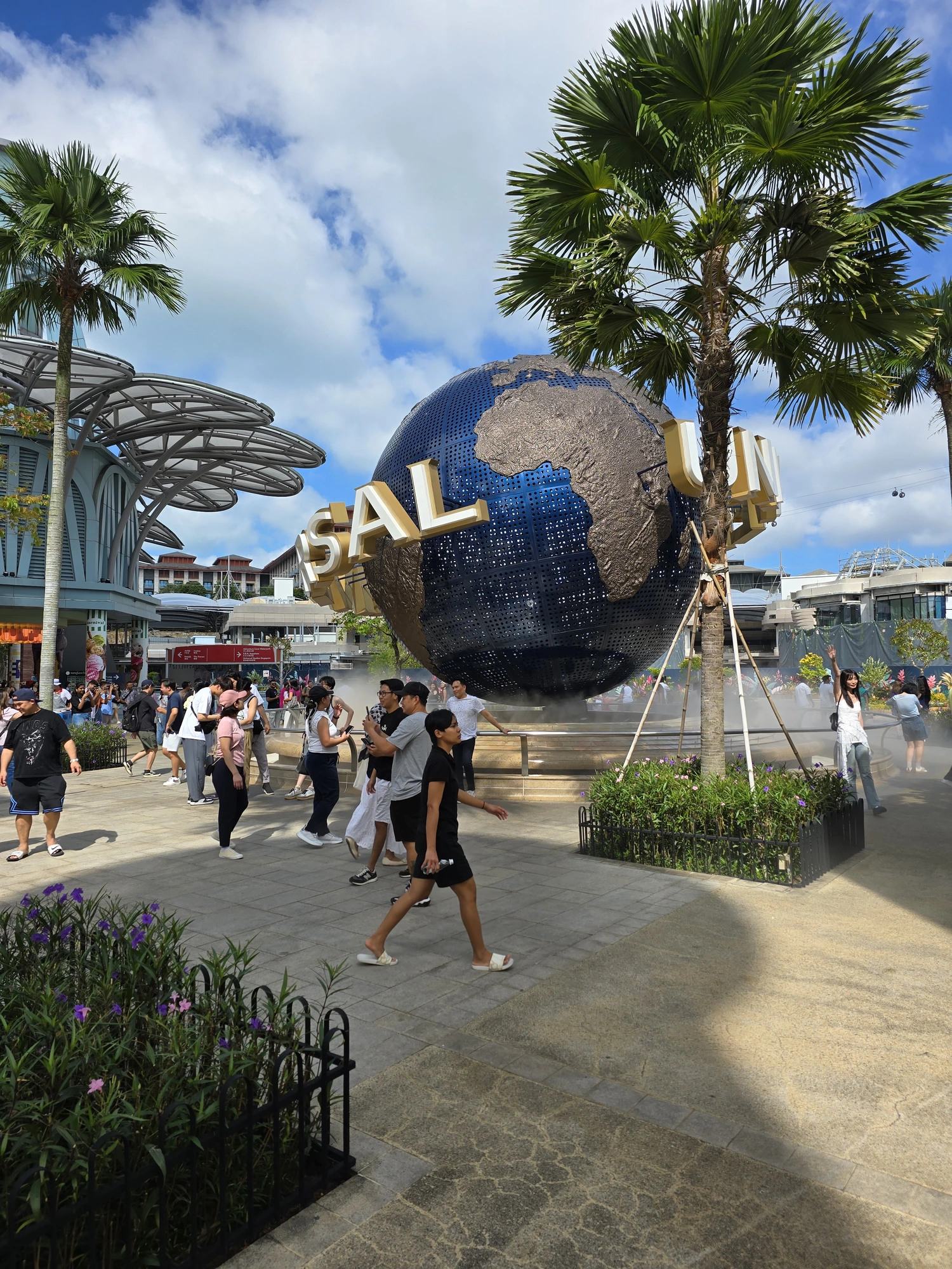Universal Studios-bol met palmbomen op Sentosa