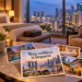 AI-sfeerillustratie van een sfeervolle hotelkamer met uitzicht op de skyline van Singapore